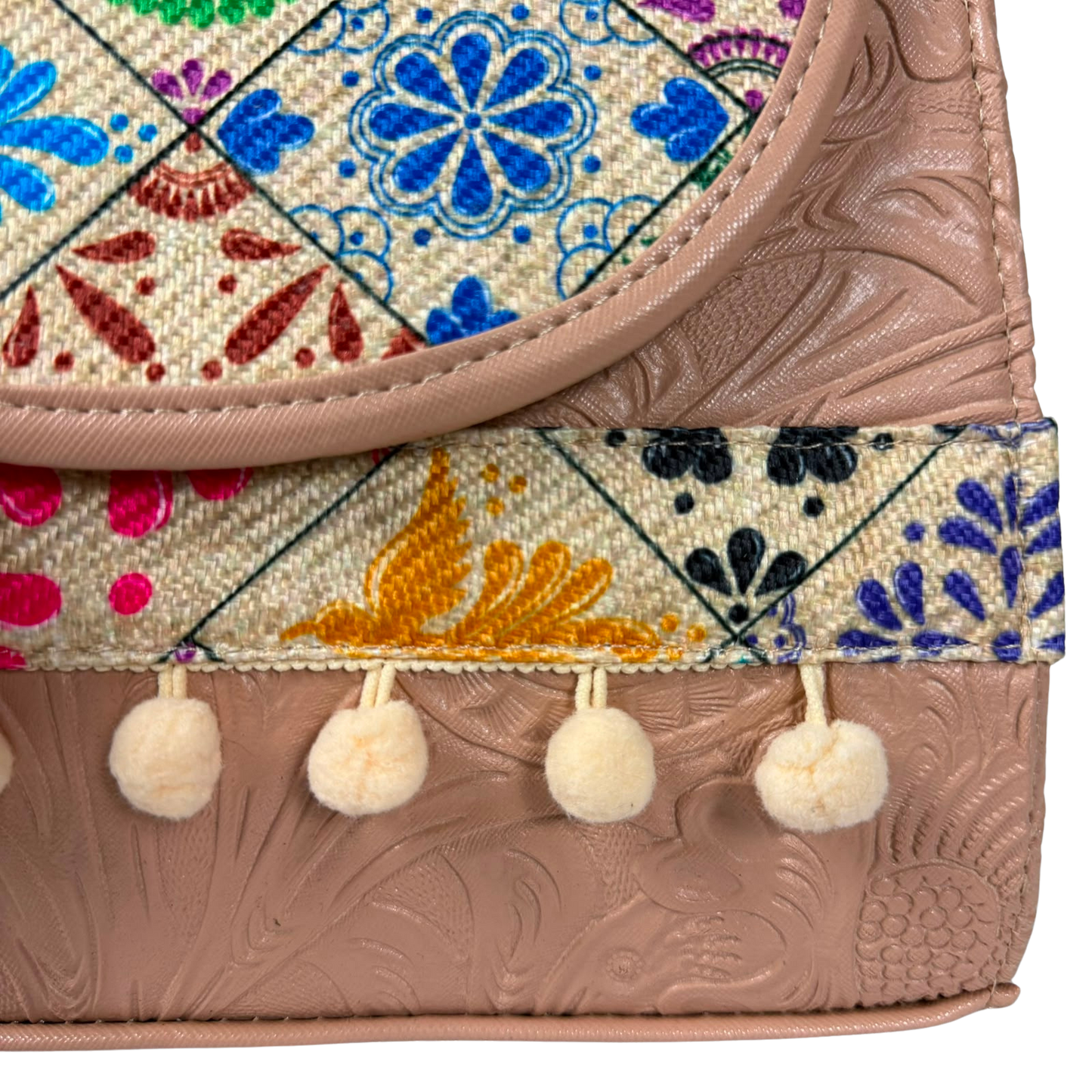 Mochila Artesanal de Piel sintética Bordada con Detalles Florales y Pompones
